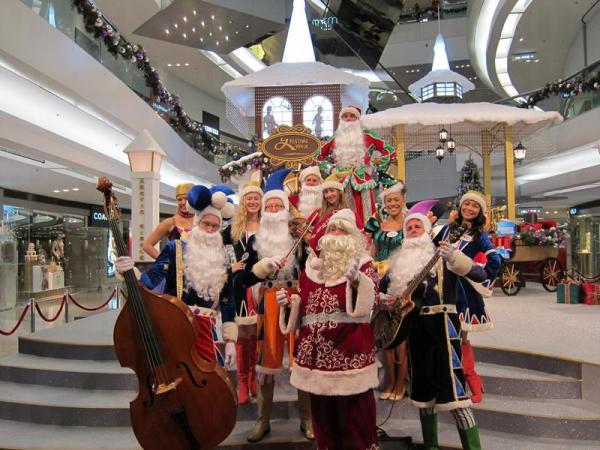 又一城招牌聖誕樹 變身聖誕老人家鄉